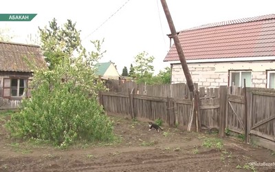 Электроопора на дачах в Абакане может упасть на участок