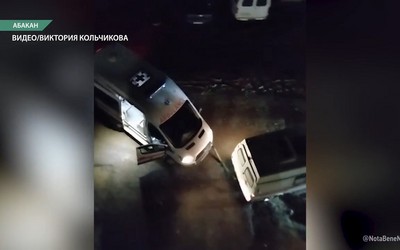 В абаканском дворе на Советской в грязи застряла карета скорой помощи