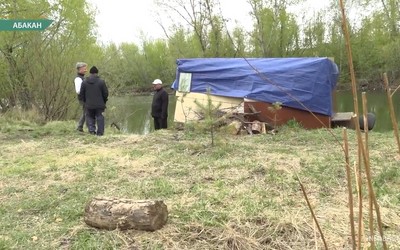 В Абакане на берегу дрены уже 3 года стоит самодельная хижина из досок