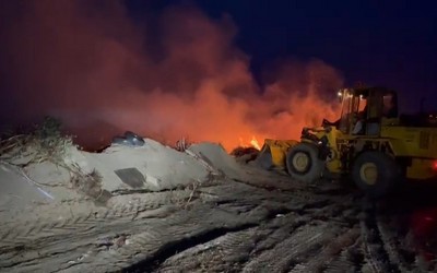 Неизвестные устроили пожар на карьере для растительных отходов на дачах в Подсинем