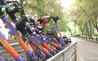 Абаканские коммунальщики вывозят с улиц электросамокаты