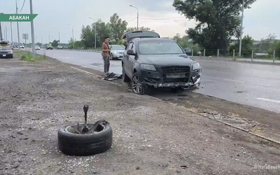 В Абакане иномарка на ходу разбросала свои запчасти