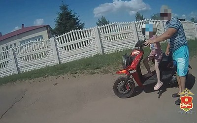 Катал 7-летнюю внучку на мопеде: в Жемчужном оштрафуют байкера