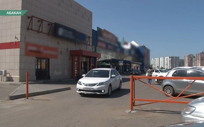 У торгового центра «Калина» появился третий шлагбаум на въезде со стороны Некрасова
