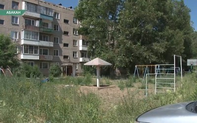 Военные обещают скосить траву на детской площадке
