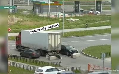 Блоки не помеха. Мужчины сдвинули бетонные блоки на парковке торгового центра