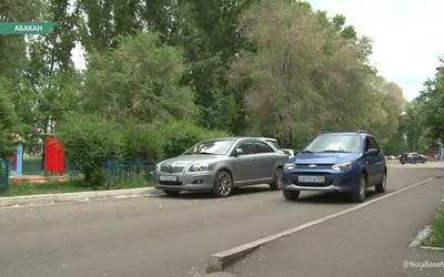 На Пушкина машины ездят мимо подъездов, чтобы попасть на дорогу