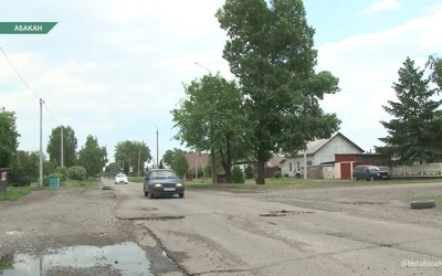 На Таштыпской улице в Абакане машины застревают в лужах и теряют подвески 