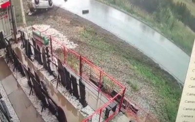 В районе кладбища в Черногорске машина слетела с трассы и перевернулась