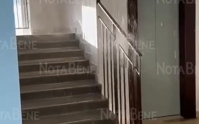 Водопад с потолка хлынул в многоэтажке по Бограда в Абакане
