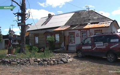 Мастер по Таштыпской создал у своего дома сказочную инсталляцию