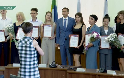 6 стобалльников Абакана получили премии мэра