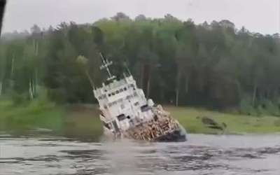 Теплоход чуть не затонул на Енисее. В реку попали тонны дизельного топлива
