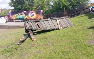 На Самохвале деревянные качели сломались под тяжестью детей