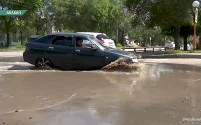 Огромная яма спряталась под лужей на Стофато