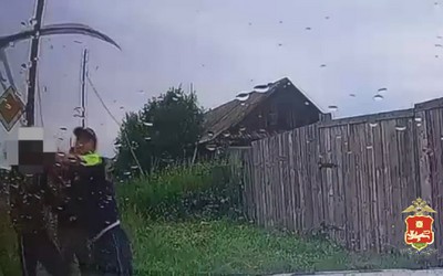 В Имеке один из сельчан бросился с косой на автоинспектора