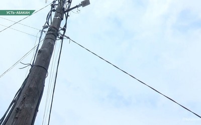Накренившийся столб в Усть-Абакане закрепили