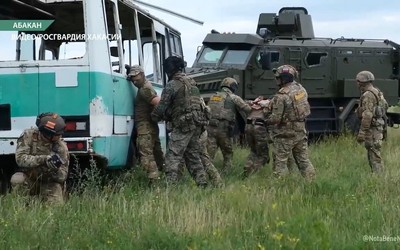 Росгвардейцы показали абаканским детям, как проходят их тренировки