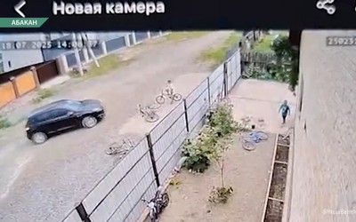 В Абакане мужчина гонялся на машине за ребёнком и угрожал расправой
