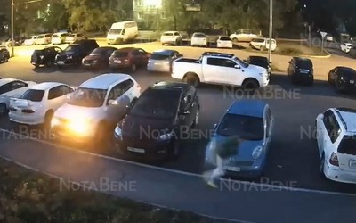 В Абакане мужчина зачем-то пинал припаркованные автомобили