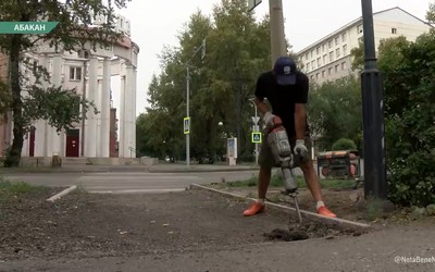 Строители меняют брусчатку на улице Ленина в Абакане