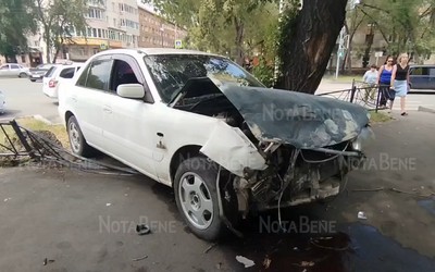 Автомобиль вылетел на газон в Абакане