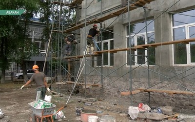 Подрядчик по капремонту 10 школы в Абакане исправляется