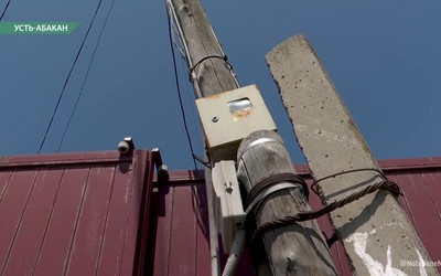 В Усть-Абакане столб может рухнуть на участок