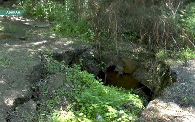 В Абакане рядом с домом по улице Мира тяжелая техника устроила провал в земле