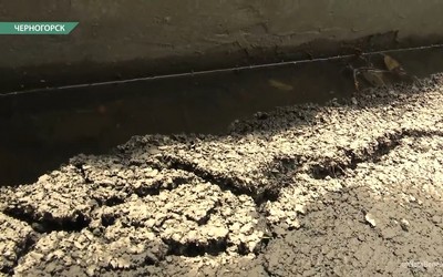 В Черногорске разваливается новый асфальт, который на днях уложили по федеральной программе 