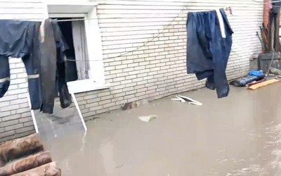 На ул. Рабочая в Черногорске вода стоит почти по колено