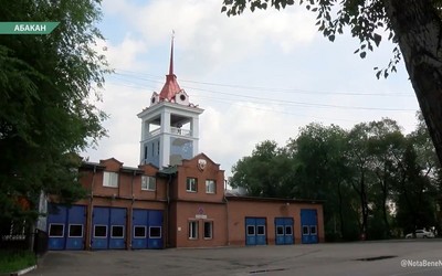 Старейшую пожарную часть Абакана приводят в порядок строители
