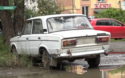 Автохлам мешает жителям дома на Аскизской