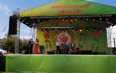 Новый рекорд: вес помидора-победителя в Минусинске - 2 кг 820 гр