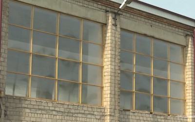 На окна в спортшколу Усть‑Абакана правительство не дает денег