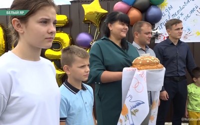 Две семьи учителей получили новые дома в Белом Яре