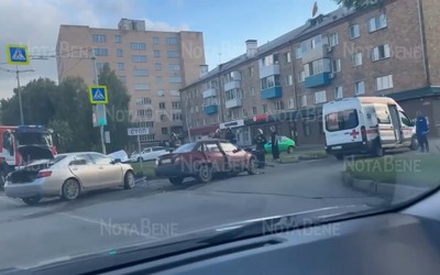 Ноги и ребро сломал водитель в ДТП на Катанова