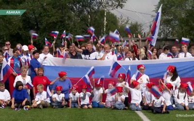 Яркий флешмоб в честь Дня государственного флага России прошел в Абакане