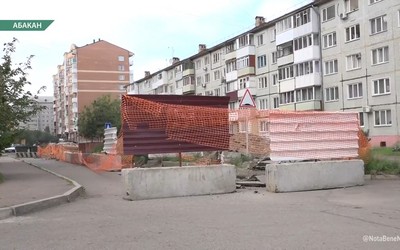 Люди жалуются на траншею во дворе по Ломоносова, 24 в Абакане