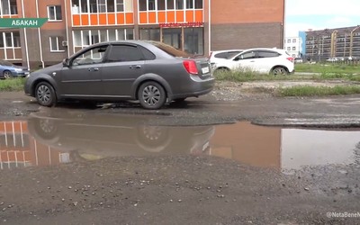 Жители Арбана ломают машины в огромных ямах по пути домой