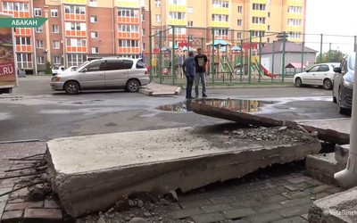 Жители многоэтажки почти спотыкаются о бетонную плиту прямо у подъезда
