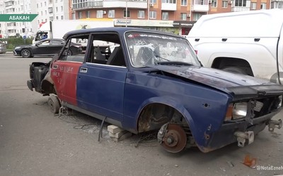 Брошенные жигули у Некрасова, 18 так и стоят на парковке