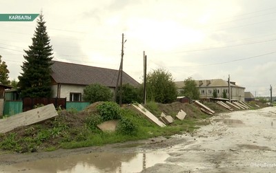 Центр деревни и новая школа в Кайбалах перекопаны глубокими траншеями