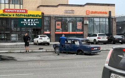 Брошенные Жигули, поселившиеся на парковке у Некрасова, 18, вывезли