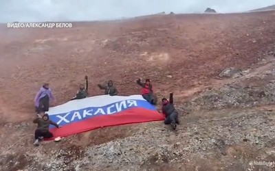 Наши туристы подняли флаг с надписью «Хакасия» на Камчатском вулкане