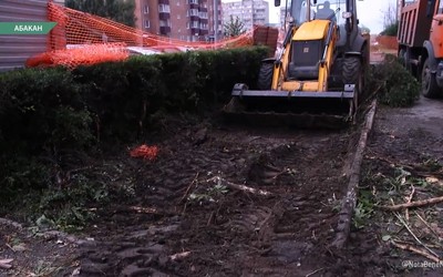 На Советской, 48 теплоэнергетики сломали деревья и кустарники 