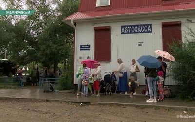 Туристы продолжают ждать автобусы на улице в Жемчужном