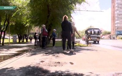 На остановке «улица Чехова» так и нет павильона