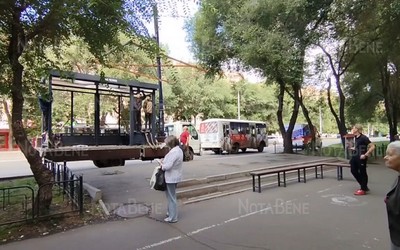 Новый павильон доставили на остановку «улица Чехова» в центре Абакана