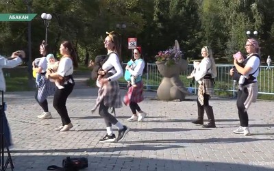 Мамы Абакана станцевали вместе с грудничками в слингах и эргорюкзаках